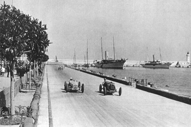 In dreapta, britanicul Williams in Bugatti-ul cu numarul 12, depasindu-l pe francezul Raoul de Rovin care nu va incheia cursa din cauza unui accident in turul al 55-lea