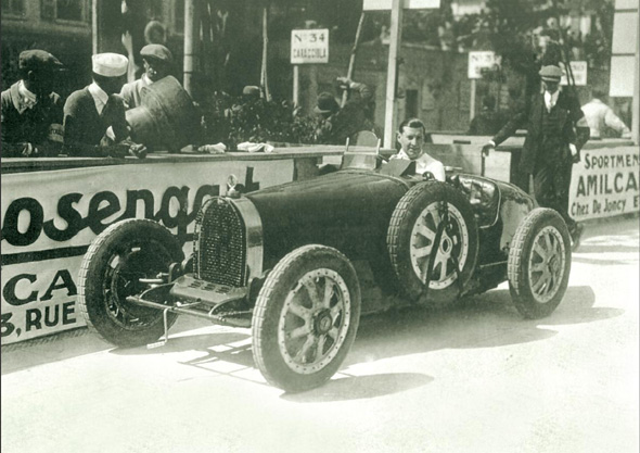 Pilotul brailean, Georges Bouriano, la volanul Bugatti-ului T35C cu numarul 18