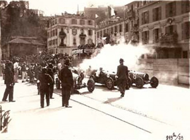 Grila de start. Se pot observa Bugatti-ul T35C cu numarul 8 al lui Marcel Lehoux, cel cu numarul 6 pilotat de catre Christian Dauvergne, iar ultimul din stanga este Philippe Étancelin, cel care pornea din pole position