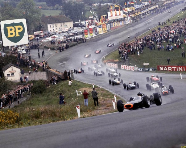 Probabil cel mai faimos viraj din Formula 1, Eau Rouge, in perioada de glorie a acestei competitii: 1965