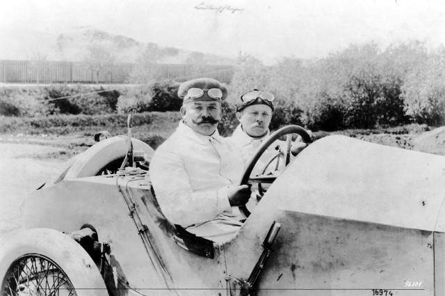 Christian Lautenschlager si copilotul Hans Rieger -  115 hp Mercedes Grand Prix racing car, castigatori ai French Grand Prix Lyon 4 iulie , 1914
