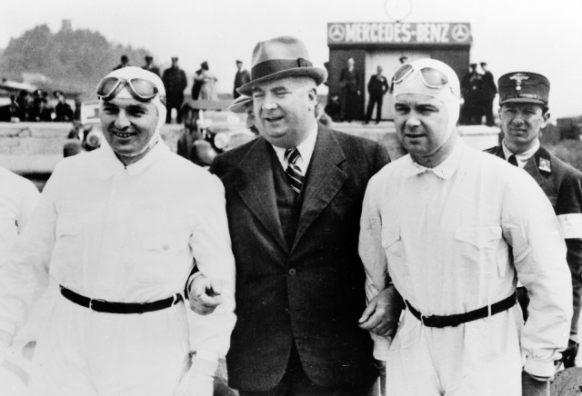 German Grand Prix the Nürburgring, 23 iulie 1939. De la stanga: Hermann Lang, racing director Alfred Neubauer si Rudolf Caracciola. 