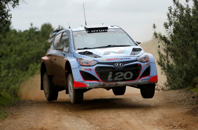 Hyundai-i20-WRC-Jump-(3)