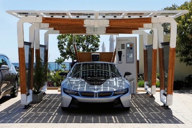 BMW_Group_DesignworksUSA_solar_carport_medium_1600x1067 (2)