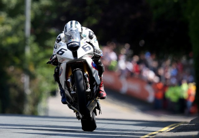 2014_Isle_of_Man_TT_Superbike_medium_1600x1108