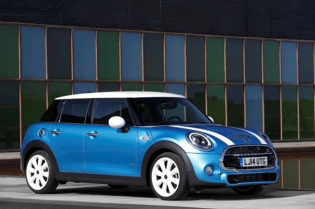 Noul_MINI_Hatch_5_usi_medium_1600x1067 (1)