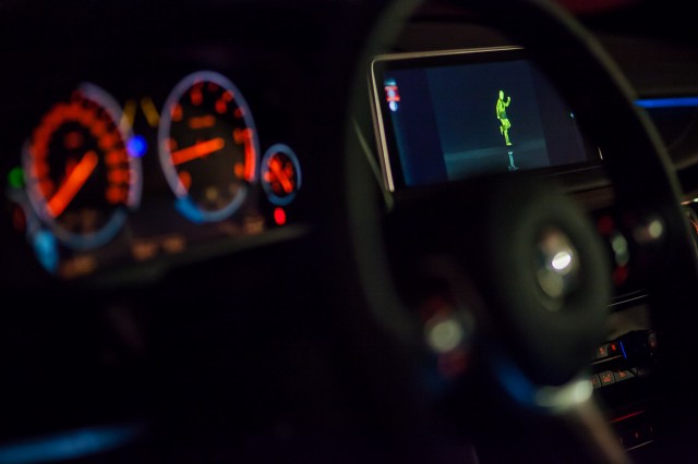 Asistentul de fază lungă şi BMW Night Vision cu Spot dinamic de lumină