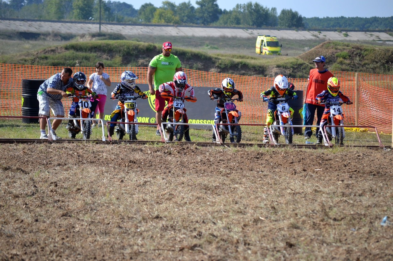 Copiii se pregatesc de start in Motocross Cup