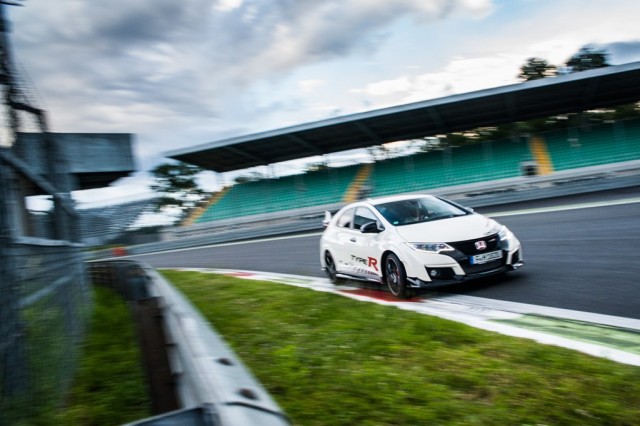 73934_Honda_Civic_Type_R_sets_new_benchmark_time_at_Monza_with_Honda_WTCC_s